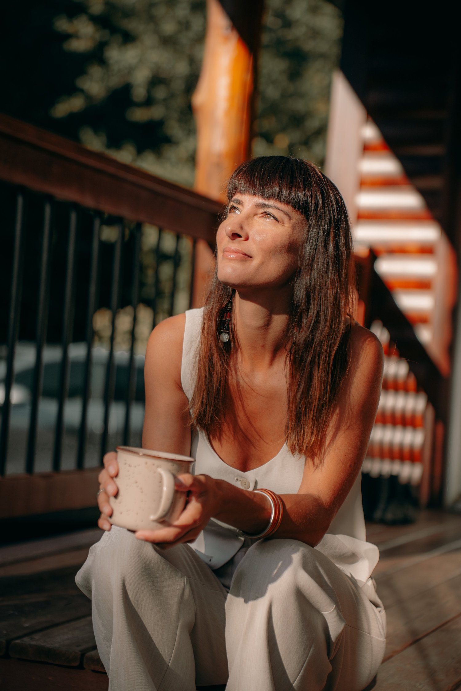 Isa C. prenant un café